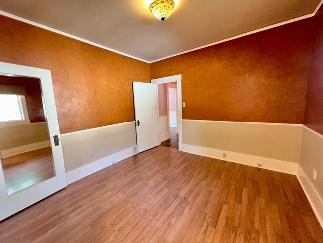 Building Photo - 3 bed 3 bath available!