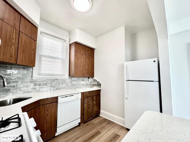 Building Photo - 2 bedroom in MASPETH NY 11378