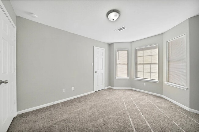 Building Photo - Spacious home for rent.