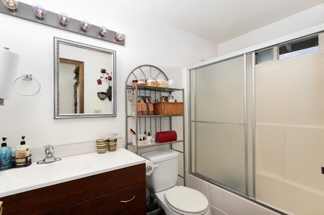 Building Photo - 3846 D Pl SE