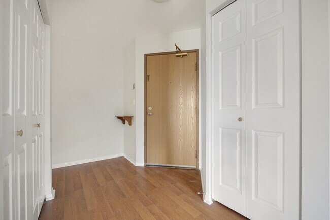 Building Photo - 93 N Victoria Ln