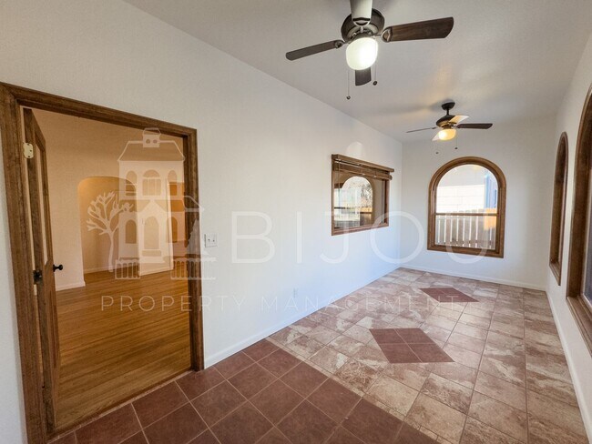 Building Photo - Ivywild Main Floor Living