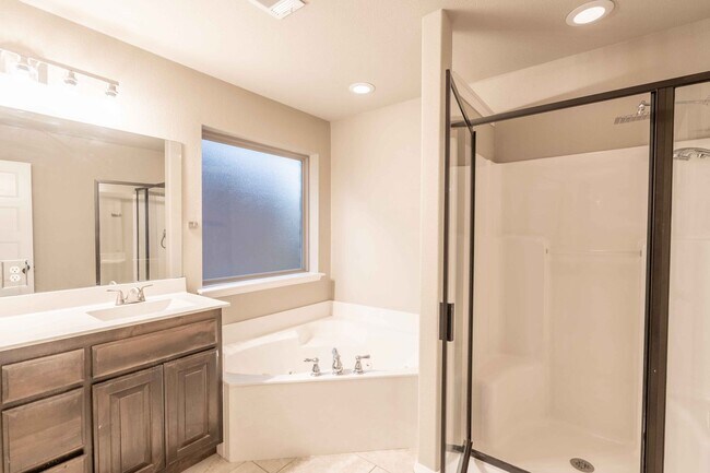 Building Photo - Large 3 Bed 2 Bath House in Broken Arrow - Available Mid March