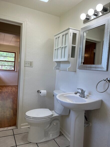 master bath - 607 E Oklahoma Ave