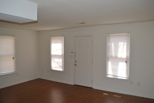 Building Photo - 2 Bedroom House in Central Available Fall 2026