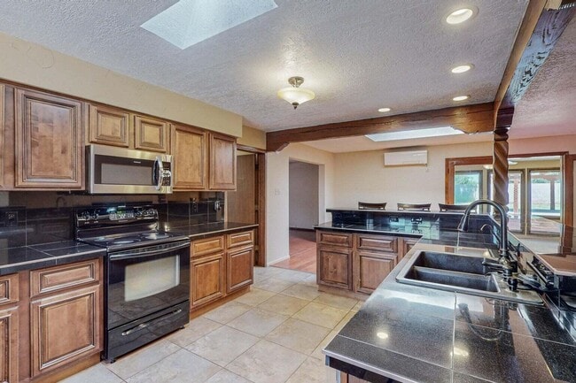 Building Photo - 501 Calle De