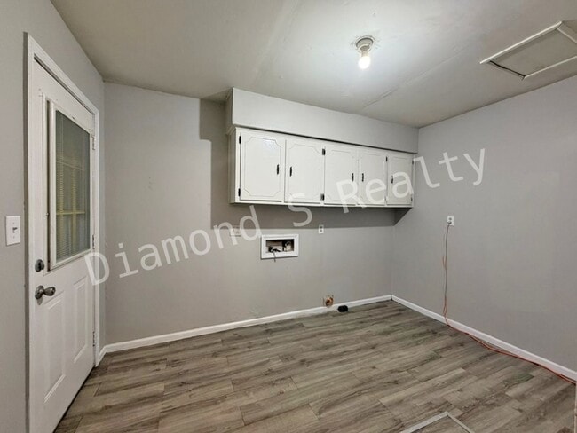 Building Photo - MOVE IN SPECIAL!  Cute 3 bedroom home close to Evangel University and Spfd/Green County Park Board