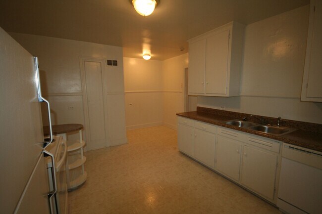 Building Photo - Spacious 2nd Floor Apartment - HUGE Kitchen - Between Duke West and Downtown