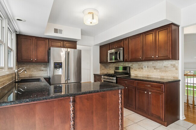Building Photo - 710 E Valley Ln