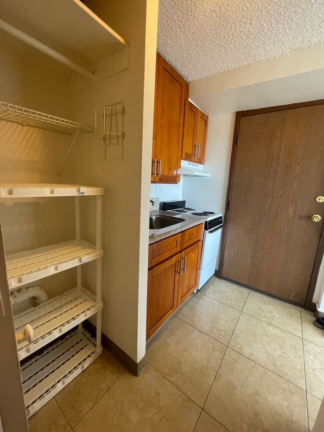 Building Photo - Fantastic Studio Unit w/ parking available...