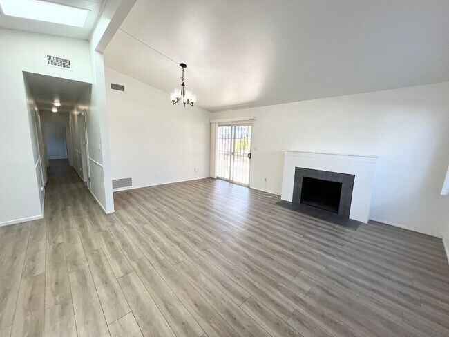 Building Photo - Charming 4 bedroom house with extra living...