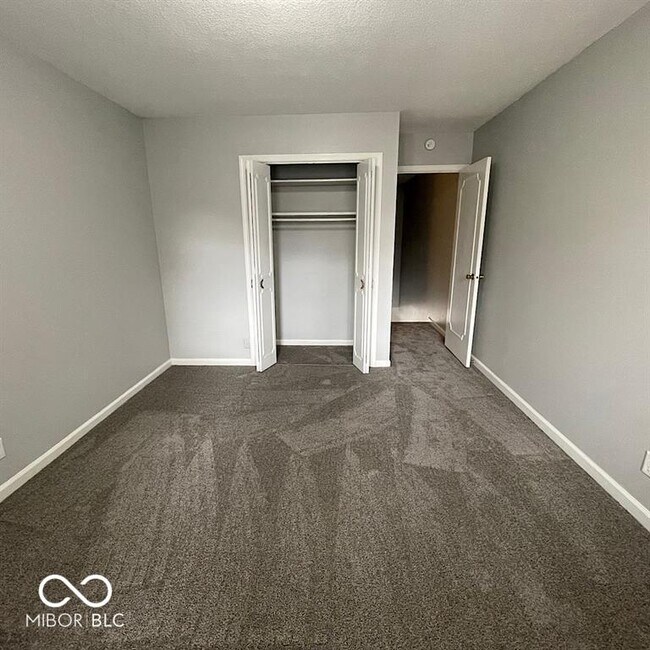 Building Photo - 1155 Canterbury Square S