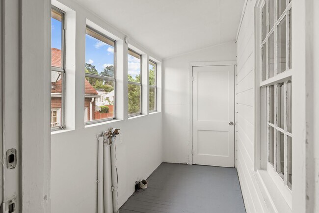 Building Photo - Charming 3 Bedroom 2 Bathroom Bungalow