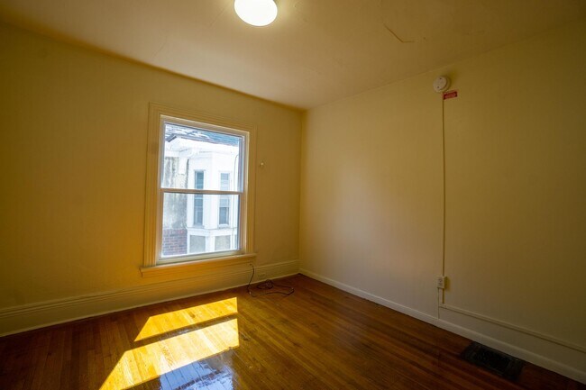 Building Photo - AVAIL 6/1/26 - Charming 5 bedroom Home wit...