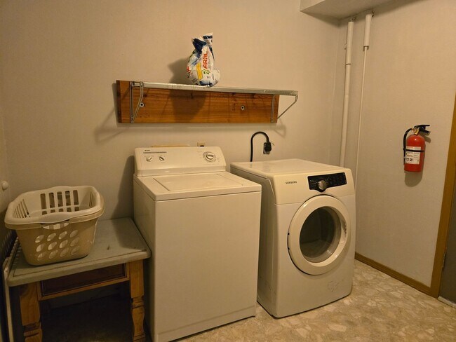 Building Photo - Furnished Four Bedroom Home With Sierra Bl...