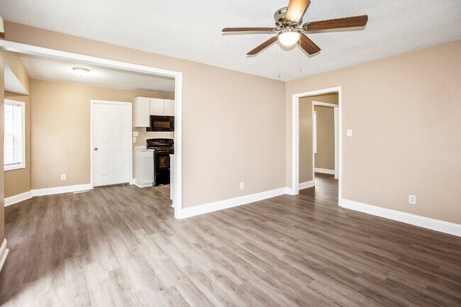 Building Photo - Ranch Style 3 bedroom 2 bathroom NEST Close to Fort Liberty!