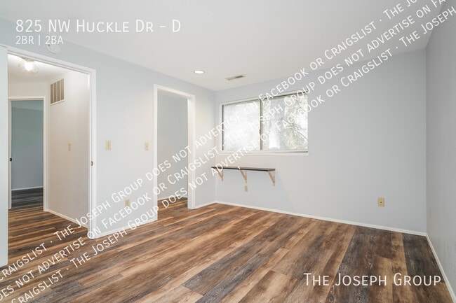 Building Photo - 825 NW Huckle Dr