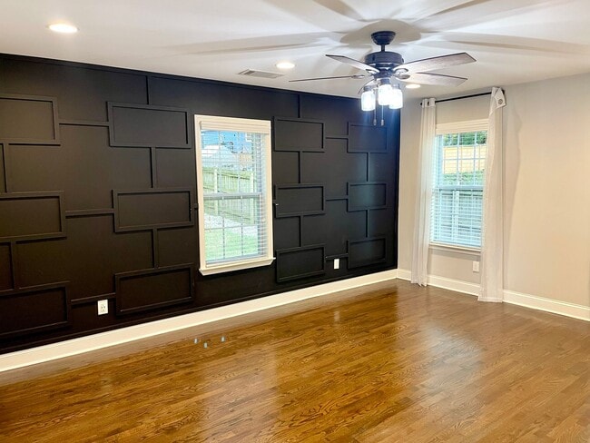 Building Photo - Welcome to this stunning 3-bedroom, 2-bath...