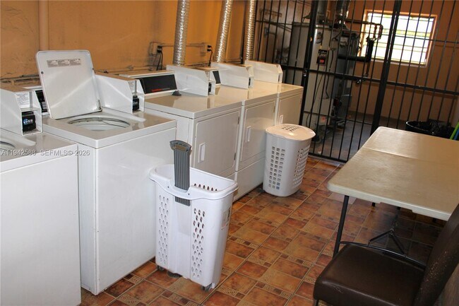 Building Photo - 1280 W 54th St