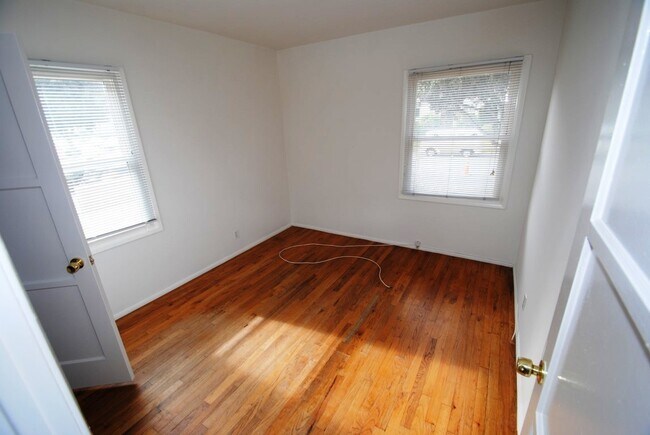 Building Photo - **COMING UP IN FEBRUARY**  3BR/1BA LAKEWOOD HOME NEAR MALL $3600.00