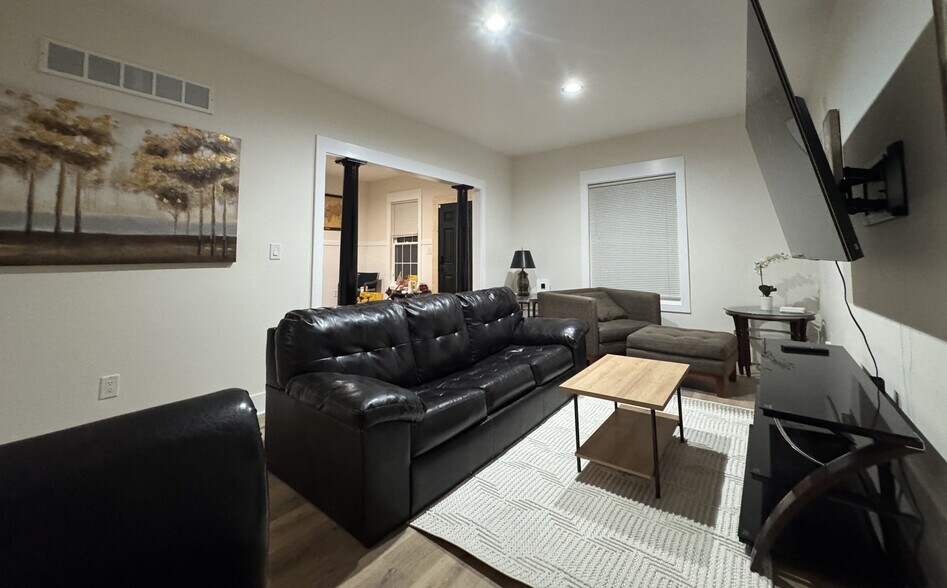 Building Photo - 220 W Buena Vista St