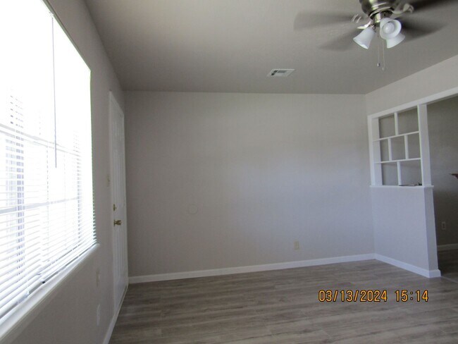 Building Photo - Freshly Painted/New Flooring Home!! Pets N...