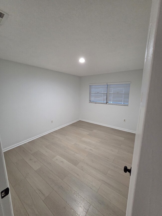 Building Photo - 606 Lakespur Ln