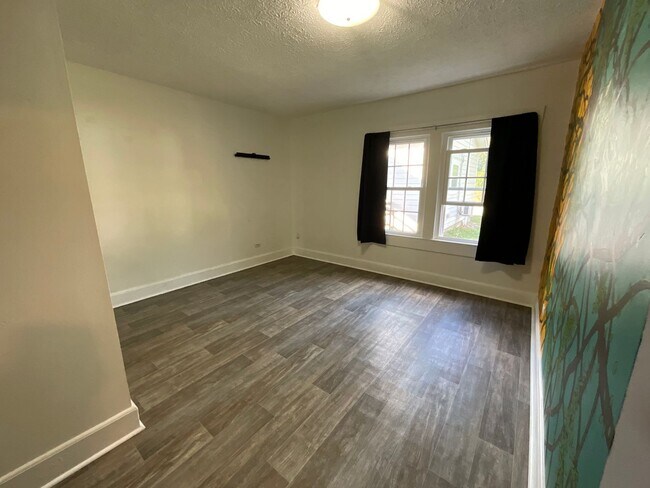 Building Photo - Spacious 3/2 in Greenwood with Everything ...