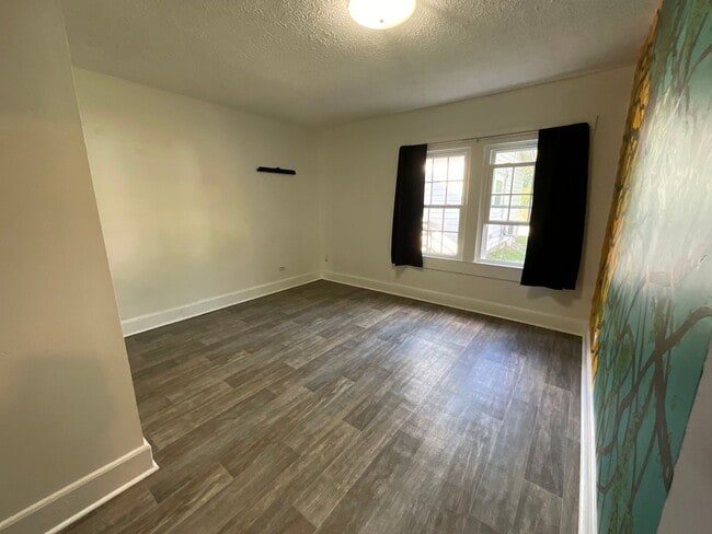 Building Photo - Spacious 3/2 in Greenwood with Everything Included