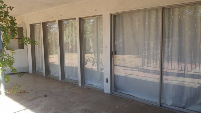 Building Photo - Spacious Duplex in South Redlands with Poo...