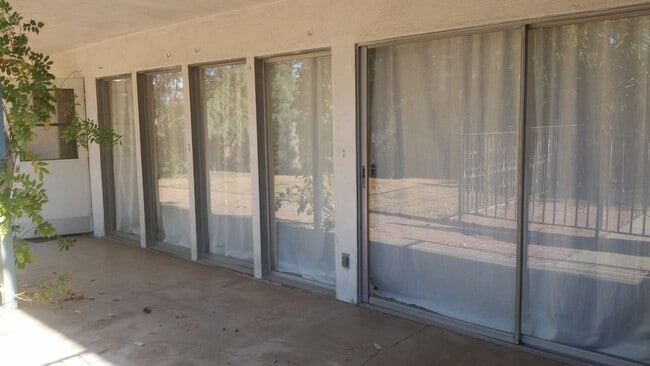 Building Photo - Spacious Duplex in South Redlands with Pool Access
