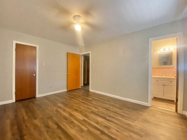 Building Photo - Newly Renovated 3 bed 2 bath