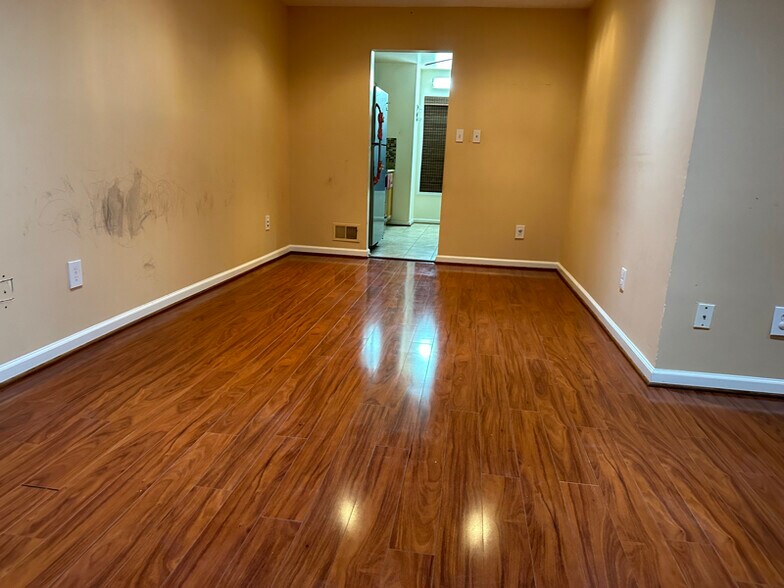 Building Photo - 2837 Cambridge Dr