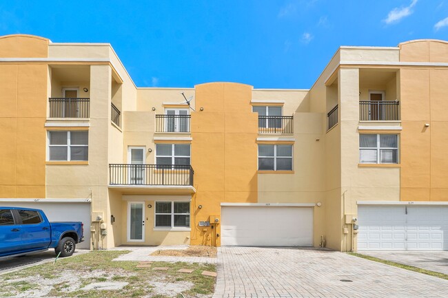 Building Photo - LARGE 3-bed, 3-bath townhome with 2-car ga...
