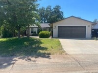 Building Photo - Centrally located 3 bedroom/2 bath House