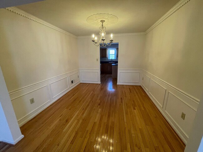 Building Photo - Luxurious And Spacious 3 Bed 2 Bath Brick Townhouse In Tysons Station