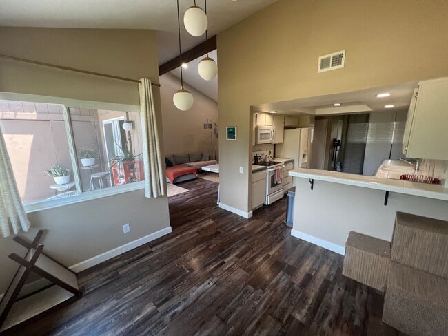 Building Photo - 3 Bed / 2.5 Bath | College Greens Townhome