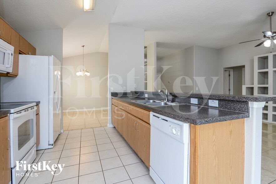 Building Photo - 557 Peace Dr