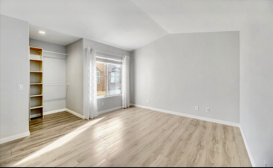 Building Photo - 400 Sanibelle Cir
