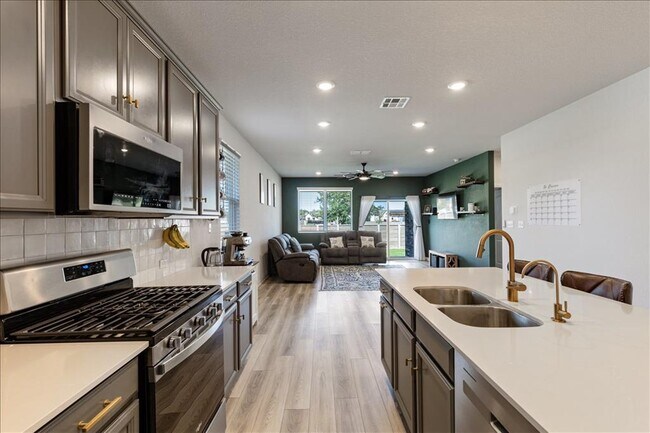 Building Photo - 1001 Dog Iron St