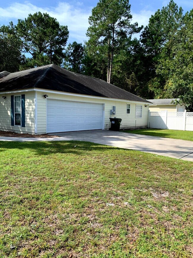 Building Photo - Beautiful 4-Bedroom Valdosta Home with Sun...