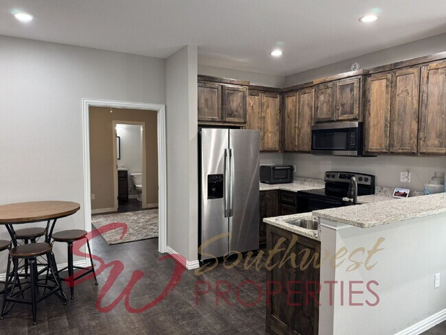 Building Photo - Modern 3 Bed / 3 Bath Duplex Near Campus – Lawncare Included!