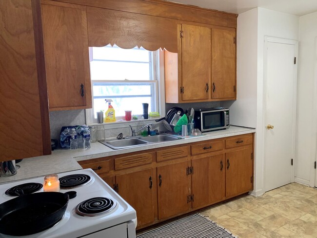 Building Photo - Short Term Lease Available on a 2 Bed 1 Ba...