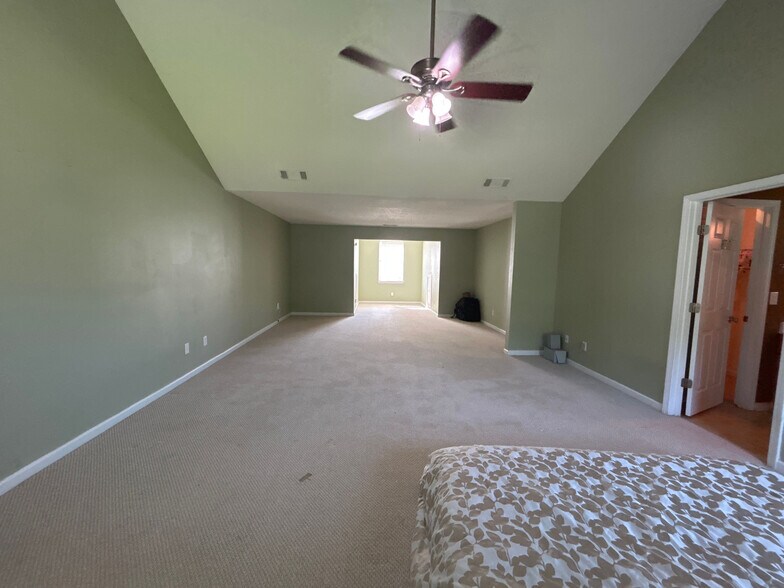 Building Photo - Room in House on Cabana Way