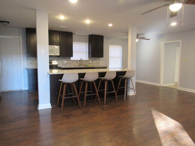 Building Photo - Contact Peggy 501 676 1758