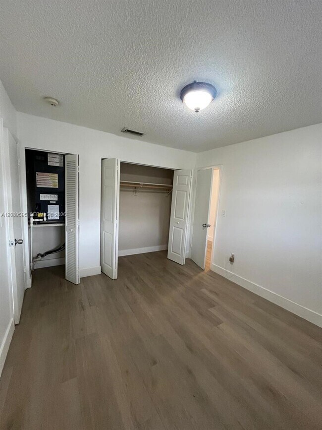Building Photo - 1400 W 39th Pl