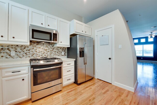 Building Photo - 5941 S Loop E