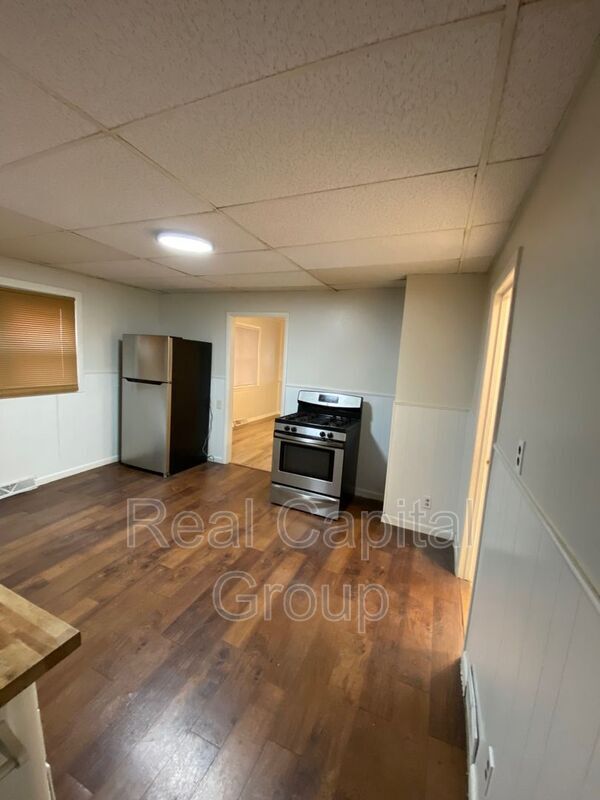 Building Photo - 305 Cable St