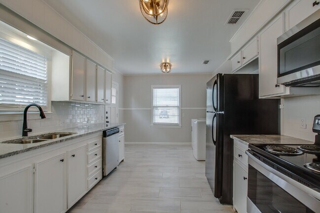 Building Photo - Remarkable 3/1/1! Pre-leasing for June 2026!