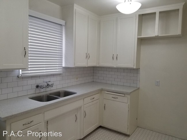 Building Photo - 1213 S Orange Grove Ave